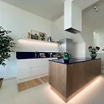 Coast With Pool, Hot Tub & Sauna Villa *