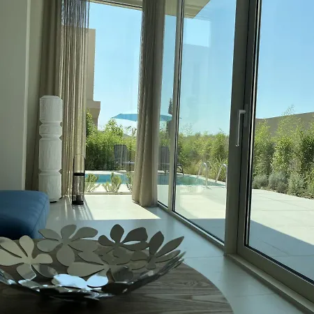 Coast With Pool, Hot Tub & Sauna וילה