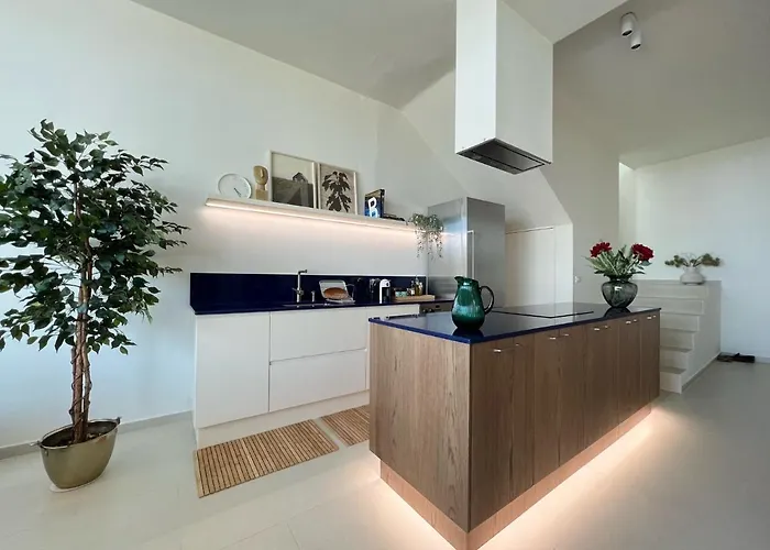 Coast With Pool, Hot Tub & Sauna Villa *