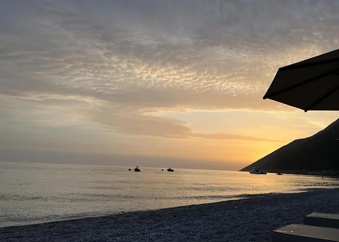 Coast With Pool, Hot Tub & Sauna Βίλα