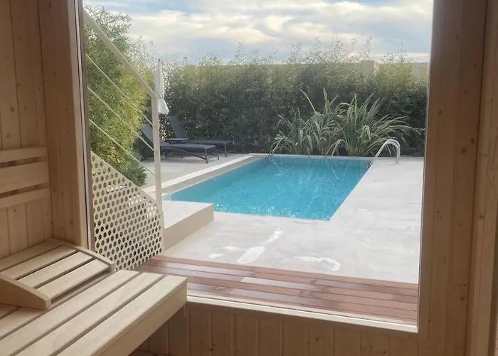 Coast With Pool, Hot Tub & Sauna